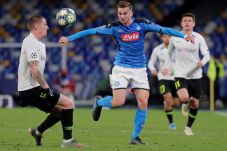 Gelandang Napoli Bikin...