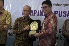Mandiri Syariah Salurkan...