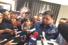 Menko Airlangga Serahkan...