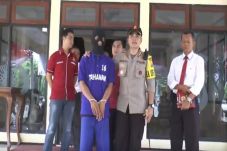 Sakit Hati Ibunya Diperkosa...