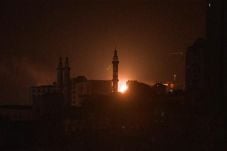 Israel Bombardir Pabrik...