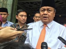 Pasar Stabil, Gubernur...