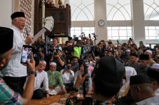 Najib Sumpah di Masjid...