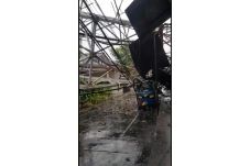 Diguyur Hujan, Menara...