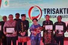 Megawati Beri Penghargaan...