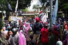Ratusan Warga Sukoharjo...