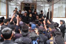 Datangi Pendopo, Ratusan...