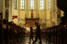 Jelang Misa Natal, Gereja...