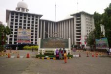 Lahan Parkir Masjid...