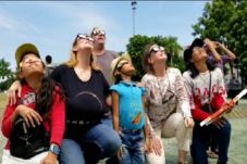 Wisatawan Asing Saksikan...
