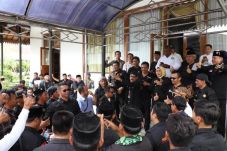 Datangi Pendopo, Ratusan...