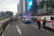 Mobil Seruduk Rombongan...