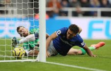 Everton Tutup Tahun...