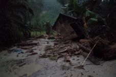 Banjir Bandang Terjang...