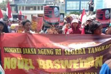 Demo, Mahasiswa Desak...