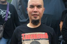 Hirup Udara Bebas, Ahmad...