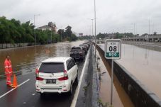 Terendam Banjir, Tol...