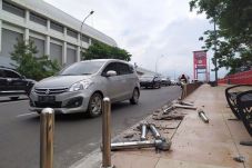 Pagar Pembatas Jembatan...
