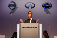 Carlos Ghosn Kabur dari...