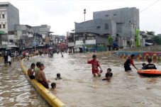 Bermain di Air Banjir...