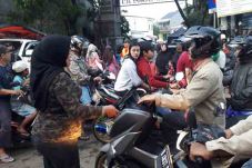 Heroik! Ibu Ini Hadang...