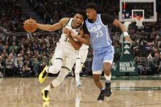 Bucks Benamkan Timberwolves,...
