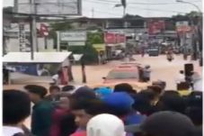 Heboh! Angkot Isuzu...