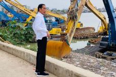 Jokowi Sidak Waduk Pluit,...