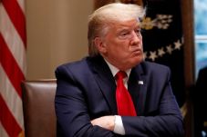 Trump Mentweet Bendera...
