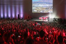 Mobil Tesla Canggih...
