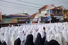 Usai Didemo Ribuan Santri,...