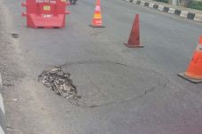 Jembatan Monjot Rusak,...