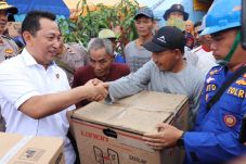 Kunjungi Korban Banjir...