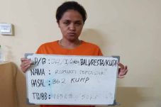 Asyik Kencani Dua Wanita...