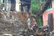 Longsor di Batang Jateng,...