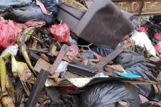 Banjir Usai, Sisa Sampah...