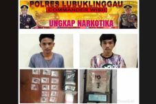 Dua Pemuda Pengedar...