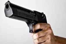 Todongkan Pistol ke...