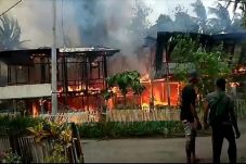2 Rumah Terbakar di...