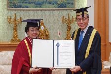 Raih Gelar Doktor HC,...