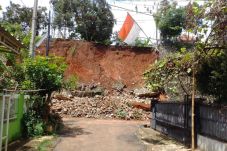 Tangsel Diterjang Banjir,...