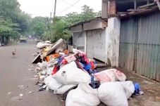 Bau Menyengat, Sampah...