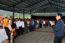 Depan Ratusan Nelayan,...