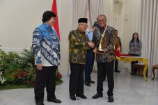 Bukit Asam Kembali Raih...