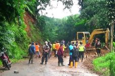 Tebing Setinggi 12 Meter...