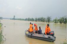 4 Warga Terseret Banjir...