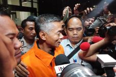 Pakai Rompi Oranye,...