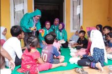 Istri Cak Imin Menghibur...