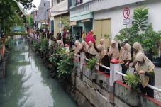 Mancing Sampah di Sungai,...