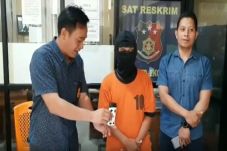 Mengaku Agen Foto Model,...